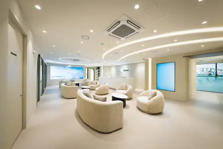 منطقة استقبال وانتظار حديثة في عيادة Blanche Dental Clinic بمقاعد مريحة