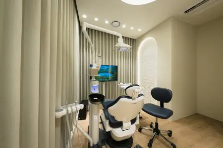 غرفة علاج أسنان حديثة في عيادة Blanche Dental Clinic بمعدات متطورة