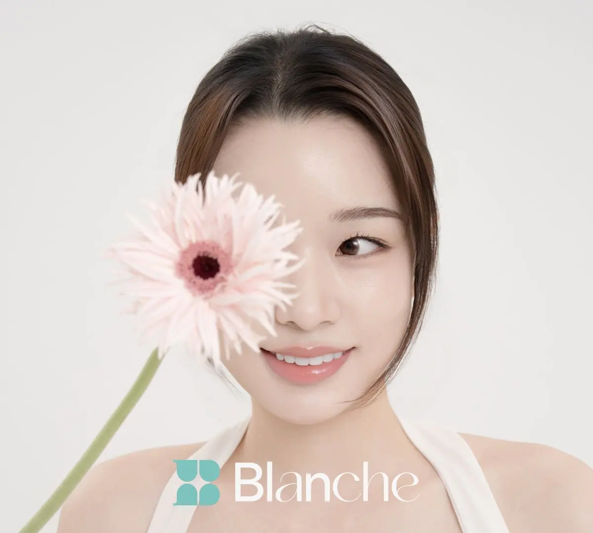 Брендинг Blanche Dental Clinic з усміхненою жінкою та квіткою, естетична стоматологія