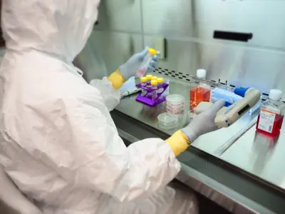 Técnico de laboratorio manipulando muestras médicas en Omotesando HELENE Clinic