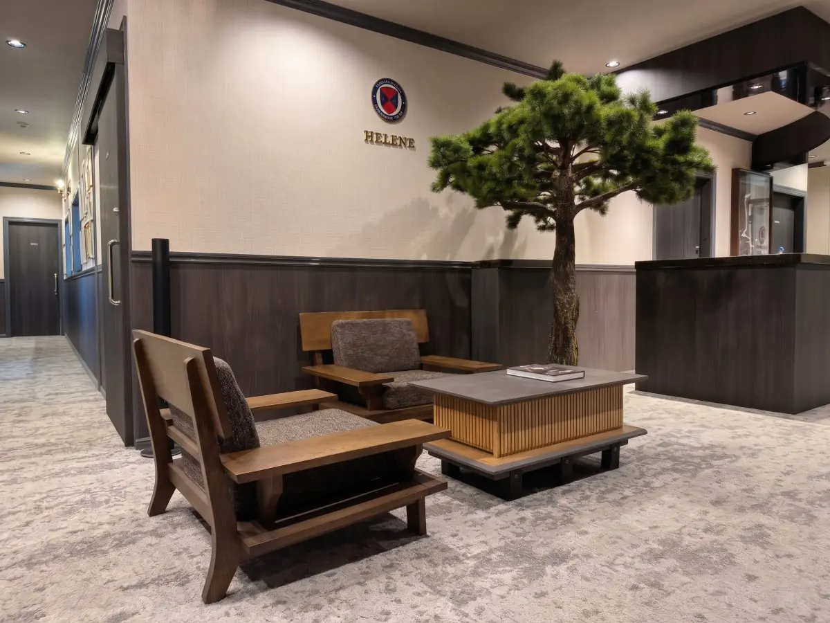 Poczekalnia w Omotesando HELENE Clinic Tokio z nowoczesnym wystrojem i drzewem