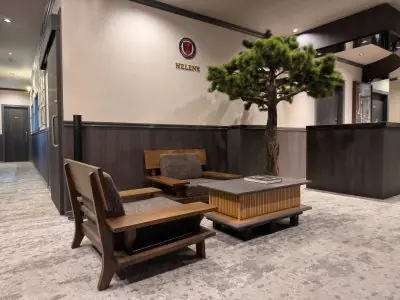 Sala de espera en Omotesando HELENE Clinic Tokio con decoración moderna y árbol interior