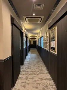 Pasillo en Omotesando HELENE Clinic con decoración moderna y premios en las paredes
