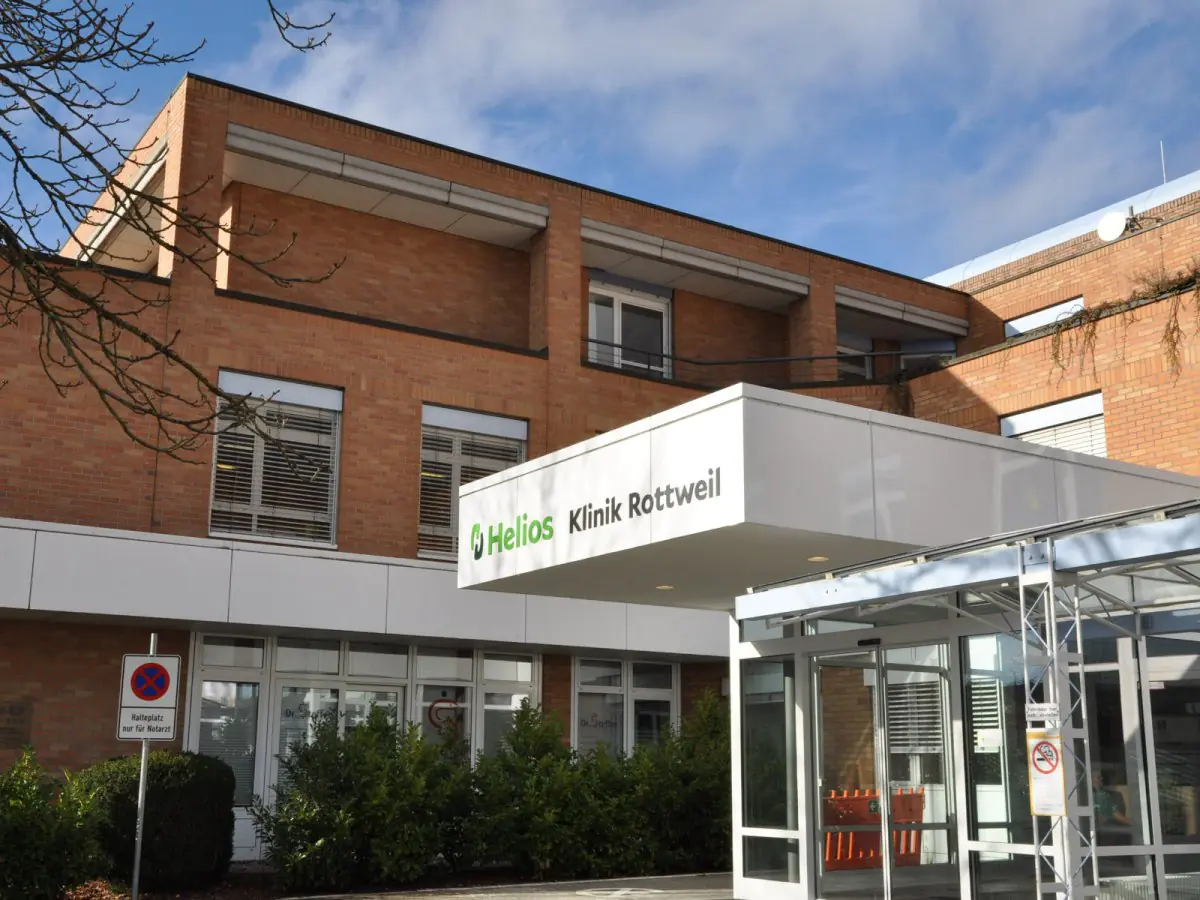 Главный вход в Helios Klinik Rottweil, современное кирпичное медучреждение в Германии