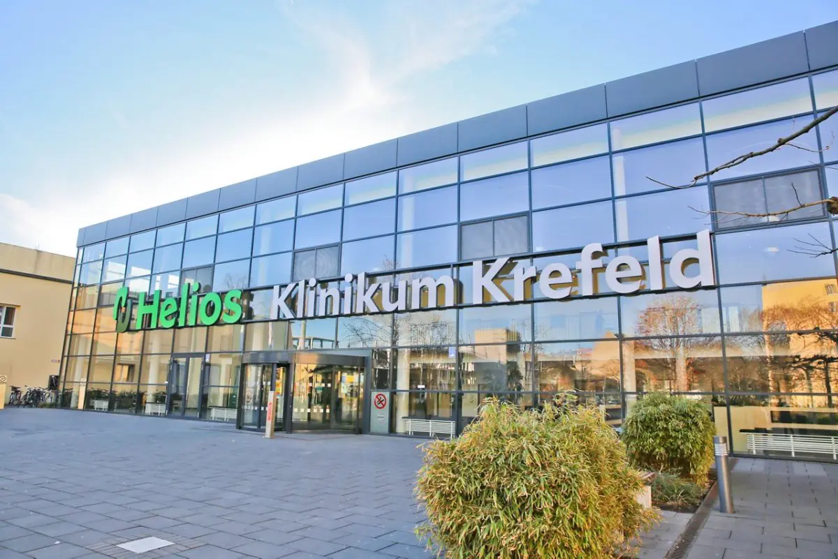 Современный стеклянный фасад клиники Helios Klinikum Krefeld в Германии