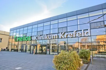Fachada de vidrio moderna del hospital Helios Klinikum Krefeld en Alemania