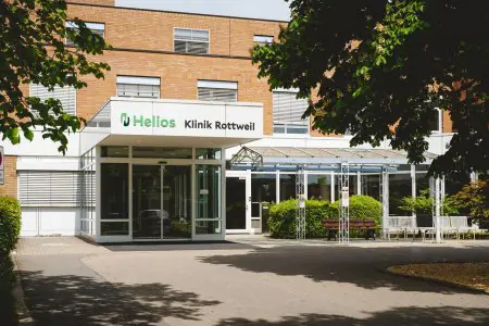 Entrada principal de Helios Klinik Rottweil, edificio hospitalario moderno en Alemania