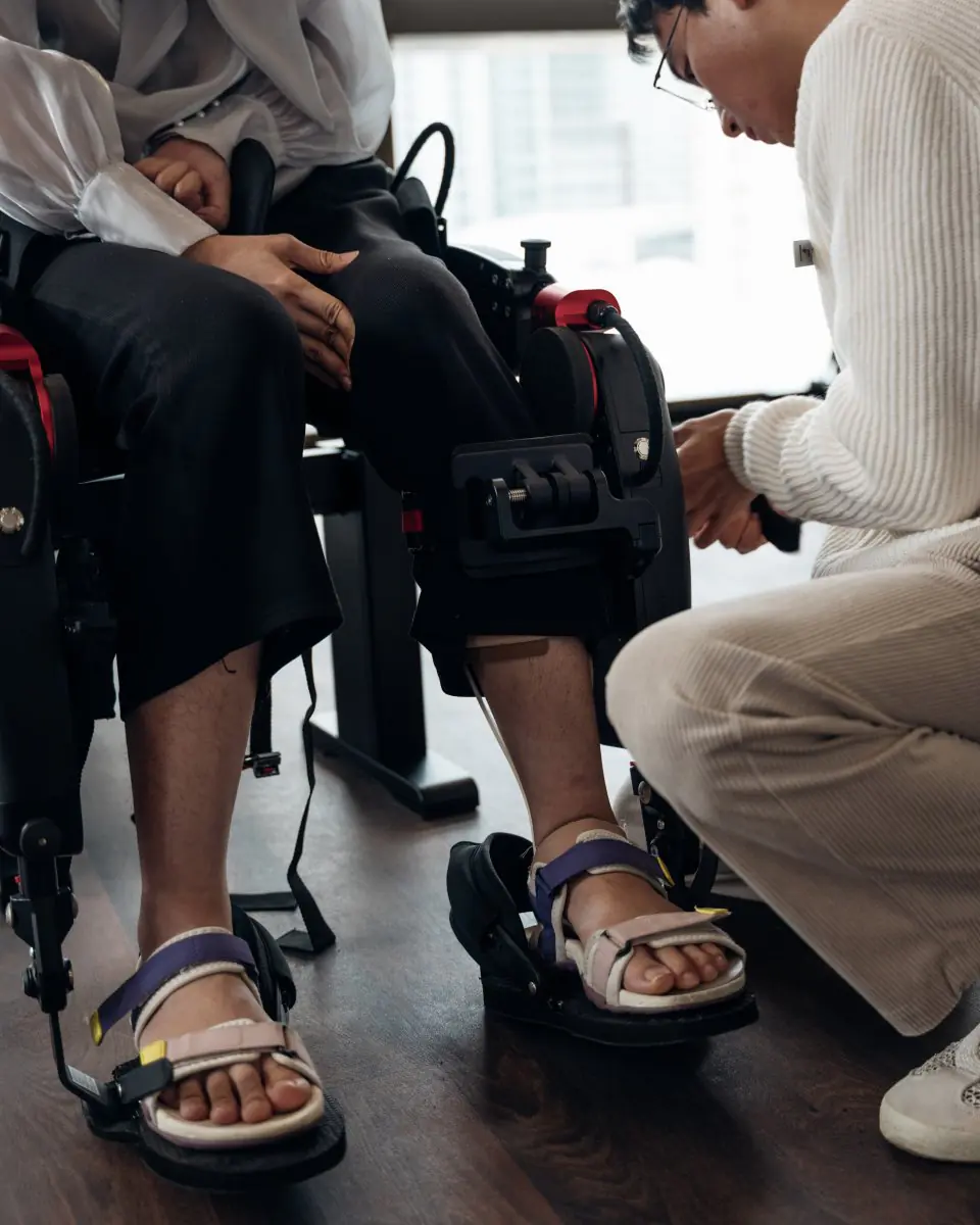 Rehabilitation therapy session at PYONG Rehabilitation Group with leg support equipment