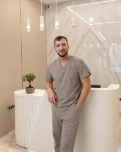 منطقة الاستقبال في Dental Club Karadjovi مع موظف في عيادة أسنان حديثة