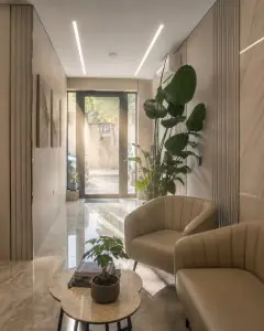 منطقة انتظار في Dental Club Karadjovi بكراسي حديثة ونباتات داخلية