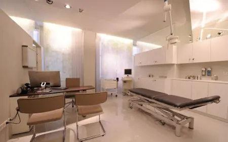 Sala de consulta y tratamiento en la clínica JUVENIS con equipo médico moderno