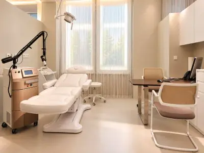 Sala de dermatología con equipo láser en la clínica JUVENIS