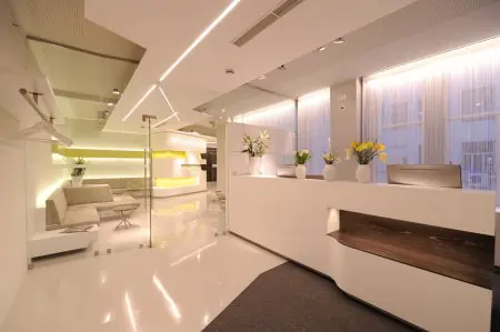 Área de recepción en la clínica JUVENIS con diseño moderno y sala de espera cómoda