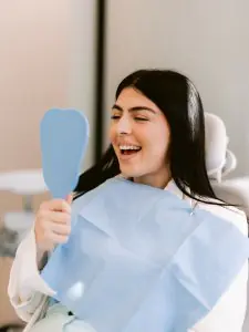 مريضة تبتسم بعد علاج الأسنان في عيادة Barleti Medical Group