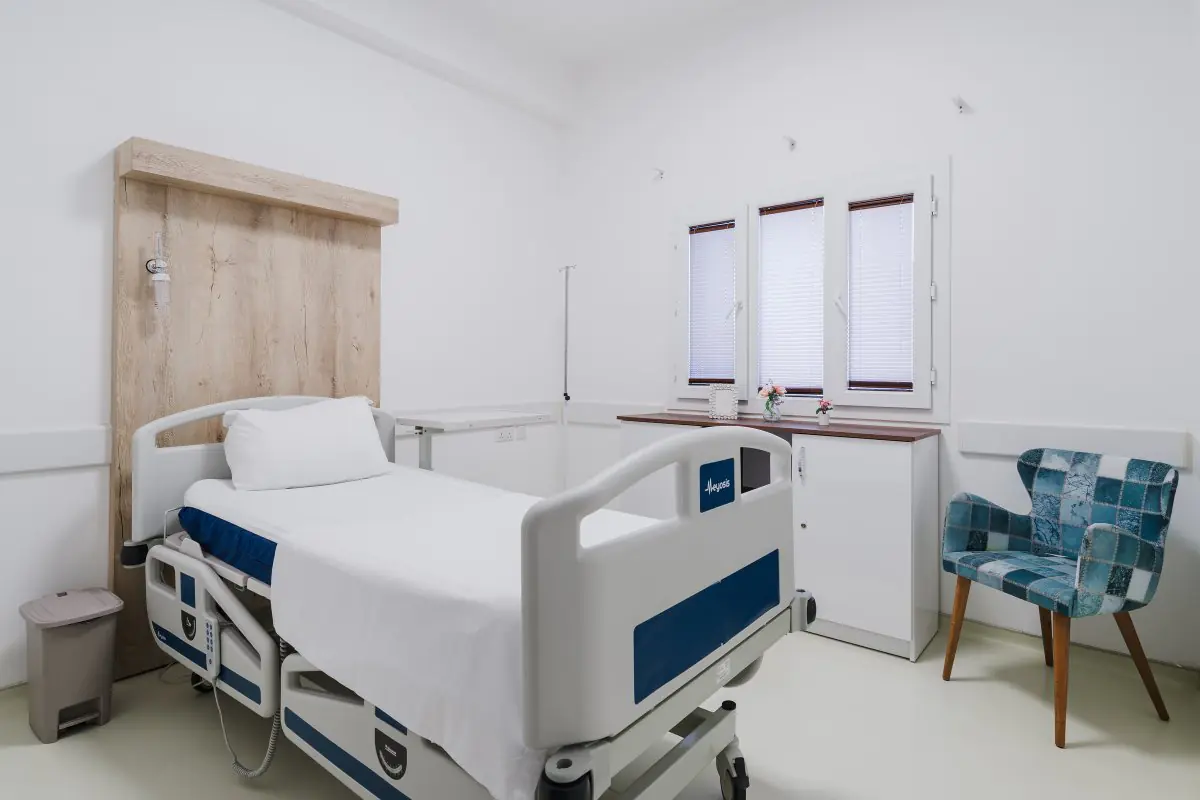 Палата для пацієнтів у Cyprus IVF Hospital із сучасним ліжком та зручним кріслом