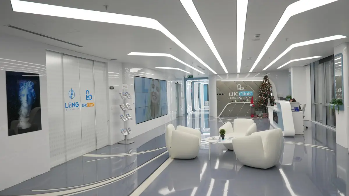 Nowoczesna recepcja i poczekalnia w LHC Dental Clinic z eleganckim wnętrzem