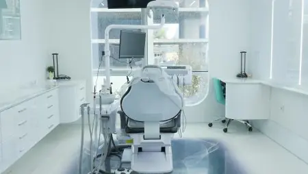 غرفة علاج أسنان حديثة بمعدات متطورة في LHC Dental Clinic