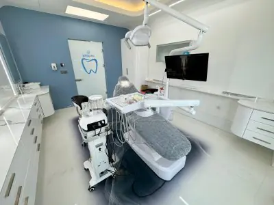 غرفة علاج أسنان حديثة بمعدات متطورة في عيادة LHC Dental Clinic
