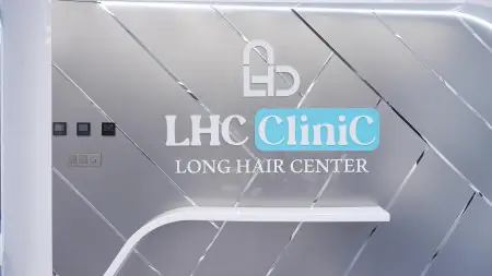 مكتب استقبال حديث في مركز LHC Clinic Long Hair Center مع شعار العيادة