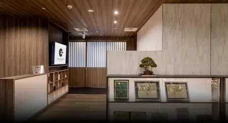 Área de recepción en CELL GRAND CLINIC con decoración moderna de madera y certificados