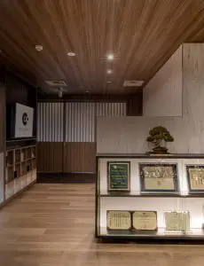 Recepción de CELL GRAND CLINIC con certificados y moderno interior de madera