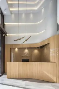 منطقة الاستقبال في عيادة كواليدنت لطب الأسنان بتصميم خشبي حديث