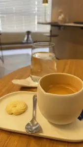 Área de refrigerio para pacientes en Roger Domingos Medical Services Ltda. con café y galleta