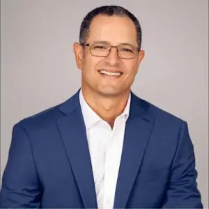 طبيب ذكر يرتدي بدلة زرقاء في عيادة South Florida Bariatrics