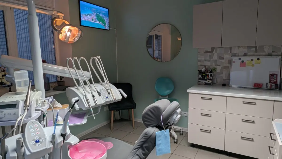 Salle de soins dentaires avec équipement moderne à Synergy Dental Clinic