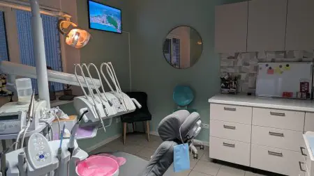 Sala de tratamiento dental con equipo moderno en Synergy Dental Clinic