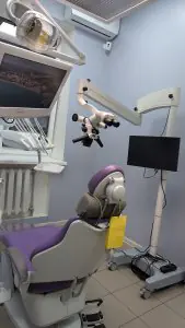 Sala de tratamiento dental con microscopio y equipo moderno en Synergy Dental Clinic