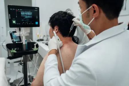 Procedimiento de inyección cervical guiada por ultrasonido en PYONG Rehabilitation Center