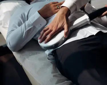 Sesión de fisioterapia con equipo moderno en PYONG Rehabilitation Center