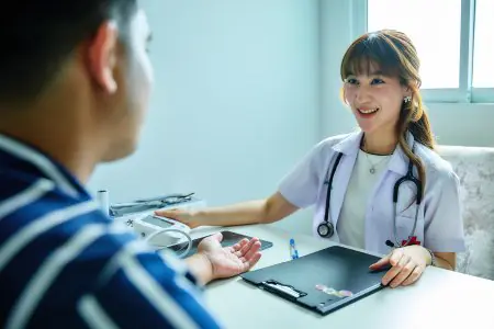 استشارة طبية في عيادة Phufa Resthome، قياس ضغط دم المريض