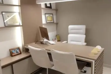 Consultorio en CPA – plastic surgery Avançada con decoración moderna y computadora