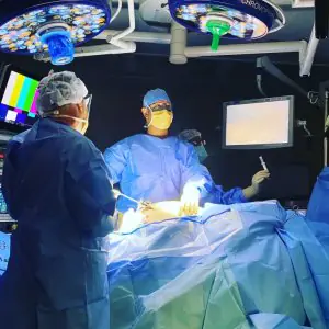 غرفة عمليات حديثة في عيادة الدكتور رودريغيز مع فريق جراحي ومعدات متقدمة