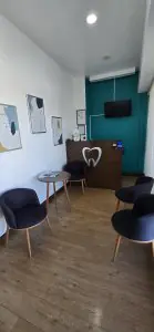 Sala de tratamiento dental con equipo moderno en Pulvet Dentist Group