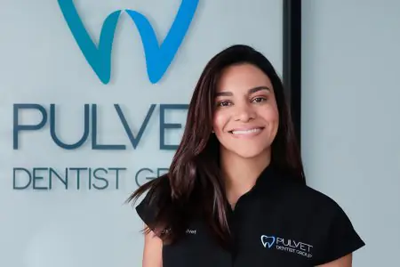 Miembro del personal de Pulvet Dentist Group en la recepción de la clínica