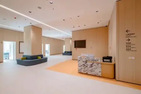 Recepción y sala de espera en Beijing Puhua International Hospital, diseño moderno