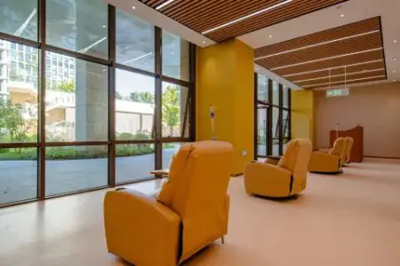 Sala de infusión con sillones reclinables en Beijing Puhua International Hospital