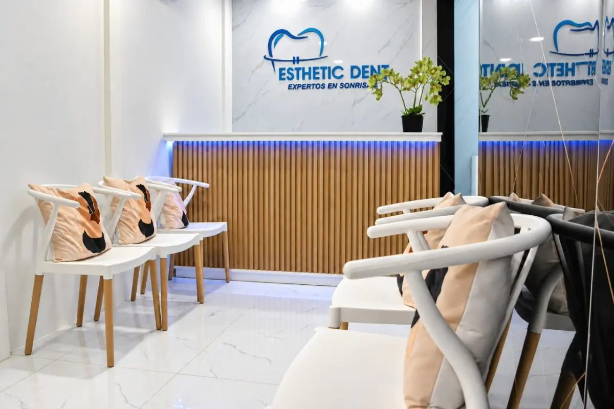 Зона очікування та рецепція клініки Esthetic Dent із сучасним інтер'єром