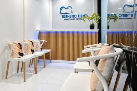 Recepción y sala de espera en la clínica Esthetic Dent con decoración moderna
