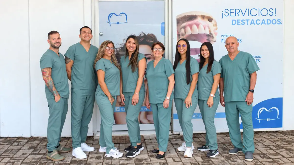 Стоматологічна команда у формі біля входу до клініки Esthetic Dent
