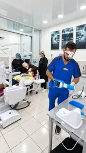 Sala de tratamiento dental en Esthetic Dent con personal y equipo moderno