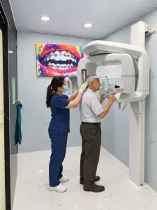 Sala de rayos X panorámicos dentales en Esthetic Dent con equipo moderno