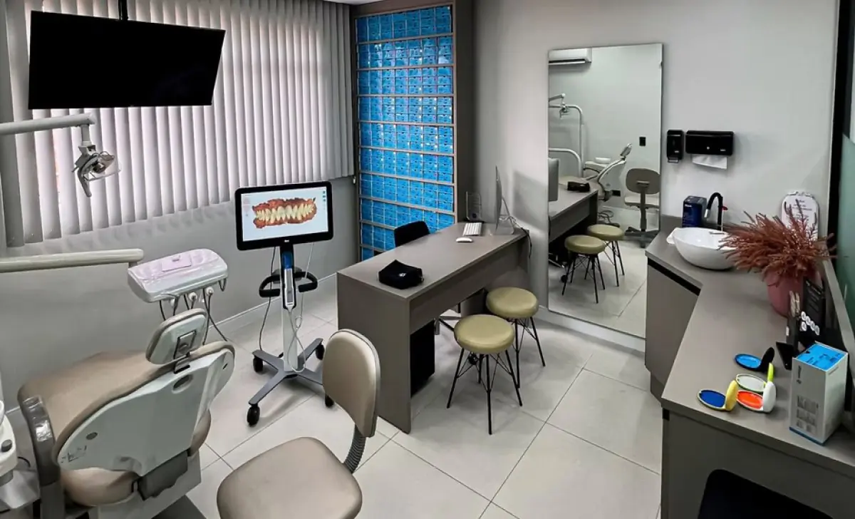 Modern dental treatment room with digital scanner at Odonto Kurita clinic