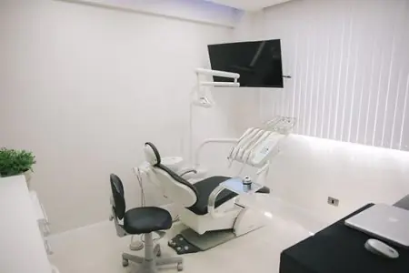 Sala de tratamiento dental moderna en la clínica Odonto Kurita con equipo avanzado