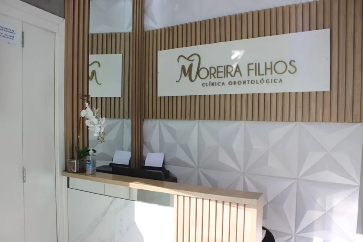 Reception desk at Moreira Filhos dental clinic with modern decor