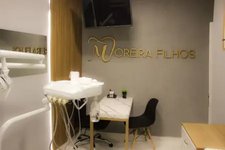 Sala de tratamiento dental con equipo moderno en la clínica Moreira Filhos