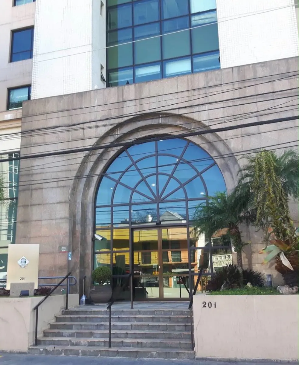 Clinic exterior of Consultório Odontológico Dr. Lara Lavin with modern glass entrance